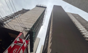 Hombre murió tras caer desde piso 28 mientras escapaba de incendio en Estación Central