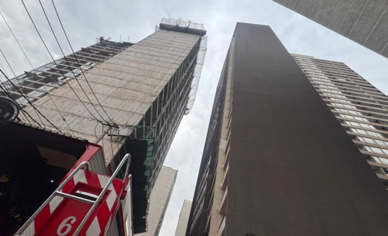 Hombre murió tras caer desde piso 28 mientras escapaba de incendio en Estación Central