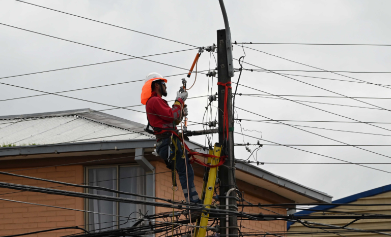 Siete comunas de la RM tendrán cortes de luz este domingo: revisa los horarios y los sectores