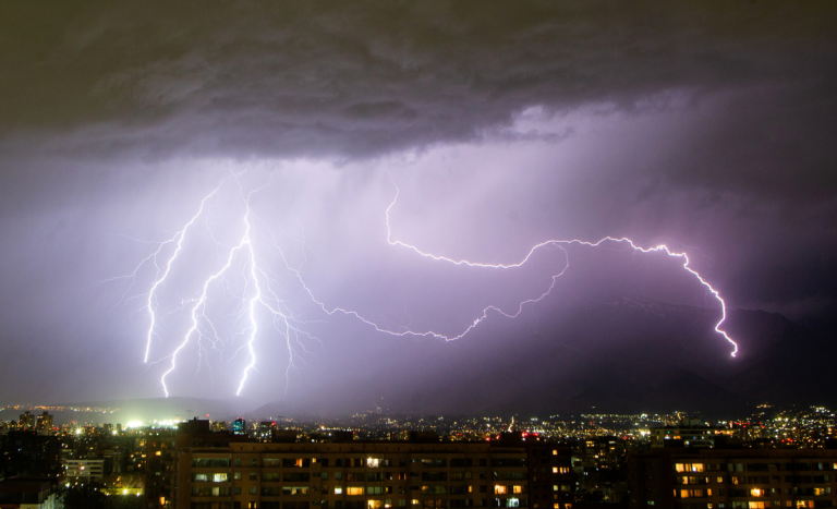 Tormentas eléctricas y granizos: emiten alerta a cinco regiones de Chile