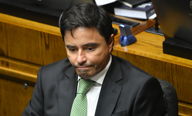 Senador Rodolfo Carter sufrió accidente de tránsito en Providencia: motociclista terminó lesionado
