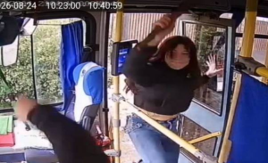Micrero terminó ensangrentado tras brutal agresión de pasajero en Chillán: "Lo hubiese matado"