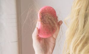 Ni el secador ni la plancha: dermatólogo reveló el 