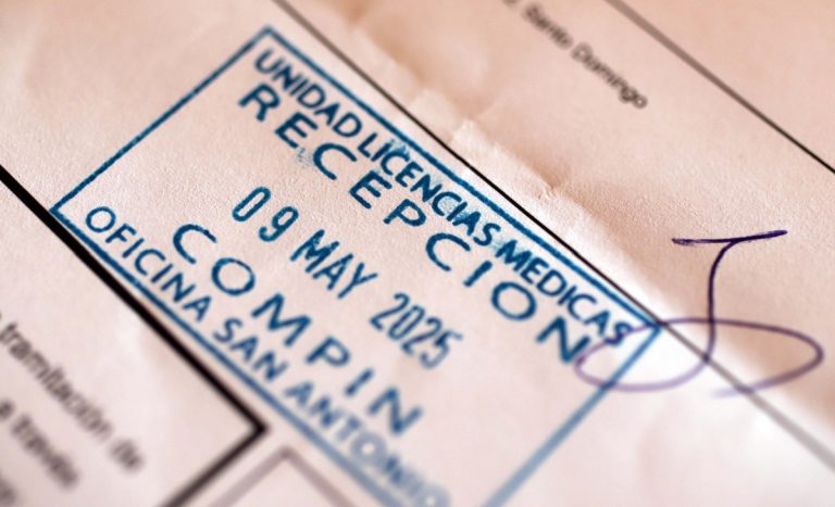 Trabajadora acumula 100 licencias médicas en 8 años: centro médico presentó querella