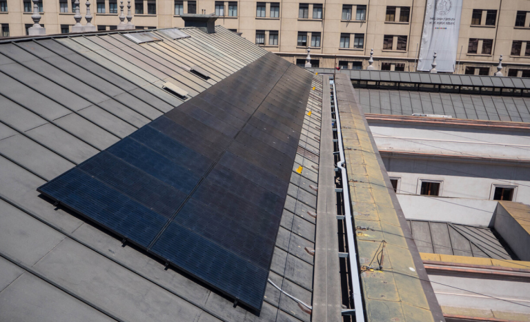 Curso gratuito enseña a instalar paneles solares: plazo para inscribirse vence este miércoles