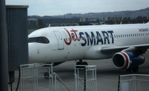 Servicio Nacional de Migraciones embargó cuentas de aerolínea JetSmart tras acumular 42 multas