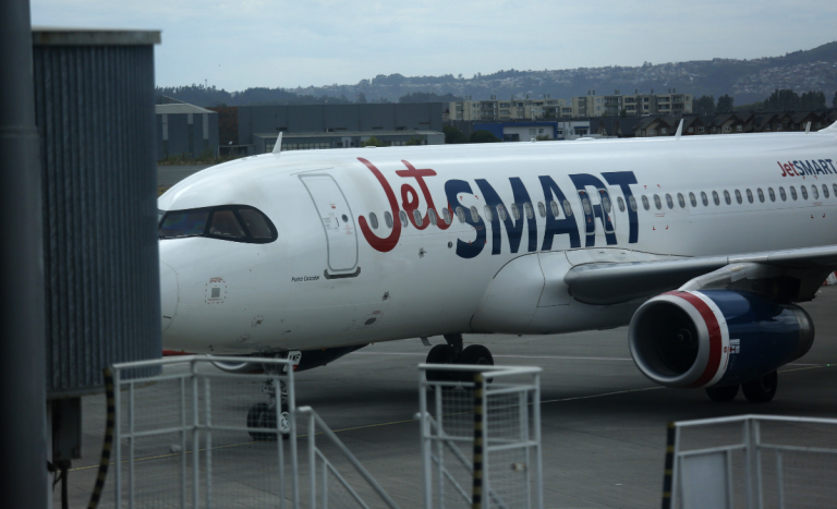 Servicio Nacional de Migraciones embargó cuentas de aerolínea JetSmart tras acumular 42 multas