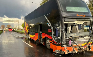 Dos fallecidos deja choque entre furgón y bus que trasladaba a juveniles de Deportes Temuco