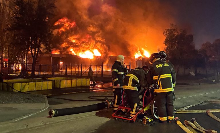 Gigantesco incendio en empresa Panimex en Quilicura: más de 10 horas de combate y clases suspendidas