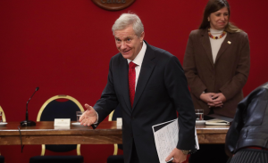 Alcaldes abandonaron reunión con Kast en La Moneda