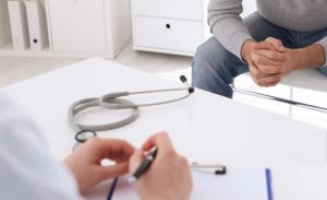Sífilis en mayores de 60 años: ¿por qué aumentan los casos y qué síntomas pueden pasar inadvertidos?