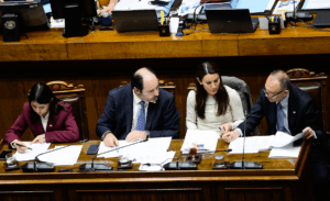Ministro Rau sufrió impasse por micrófono abierto en discusión del proyecto de Sala Cuna Universal