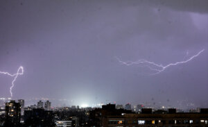 Tormentas eléctricas y lluvias meteorólogo adelanta el movido panorama para la Región Metropolitana