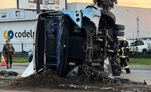 Grave volcamiento de bus en autopista Talcahuano-Concepción: hay varios lesionados