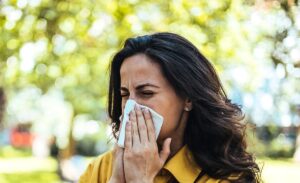 ¿Sufriendo con la alergia estacional? Sitio chileno permite conocer cuánto polen circula en el aire