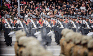 ¿Lo reconociste? Histórico animador de TV reapareció con especial rol en Parada Militar 2026