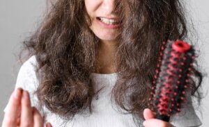 ¿Se te cae más el pelo en primavera? Expertos explican cuándo es normal y cuándo no