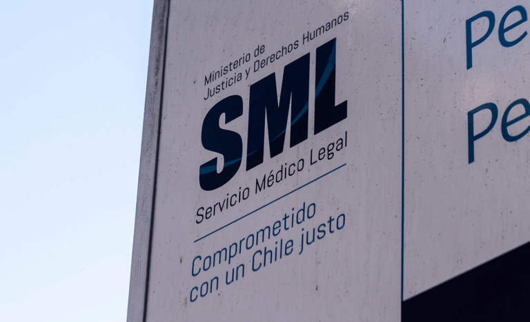 La compleja situación de Servicio Médico Legal: mantiene 170 cuerpos en containers ubicados en patio