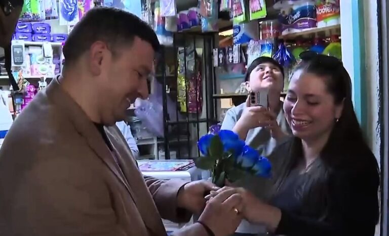 Vecino sorprendió con romántica propuesta de matrimonio en pleno móvil para el Contigo en la mañana
