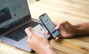 Adolescentes con cuentas bancarias: ¿hay más beneficios que riesgos, según expertos?