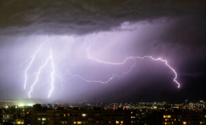 Emiten aviso de tormentas eléctricas para tres regiones del sur: también podrían llegar a Santiago