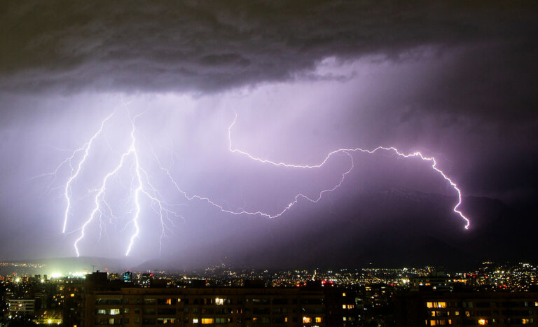 Emiten aviso de tormentas eléctricas para tres regiones del sur: también podrían llegar a Santiago