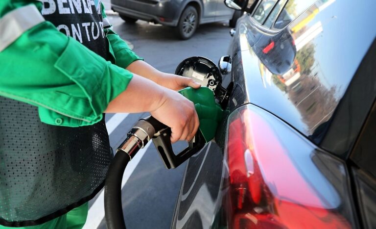 Tras alza en los precios: reportan que gobierno de Kast analiza vender gasolina mezclada con etanol