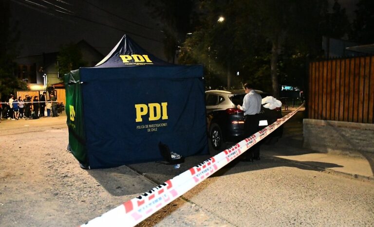 Violento homicidio en Santiago: hombre de 42 años murió tras ser atacado a tiros desde un auto