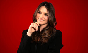 ¿Quién es Isidora Gaete? La irreverente y deslenguada panelista que se suma a Alfombra Roja