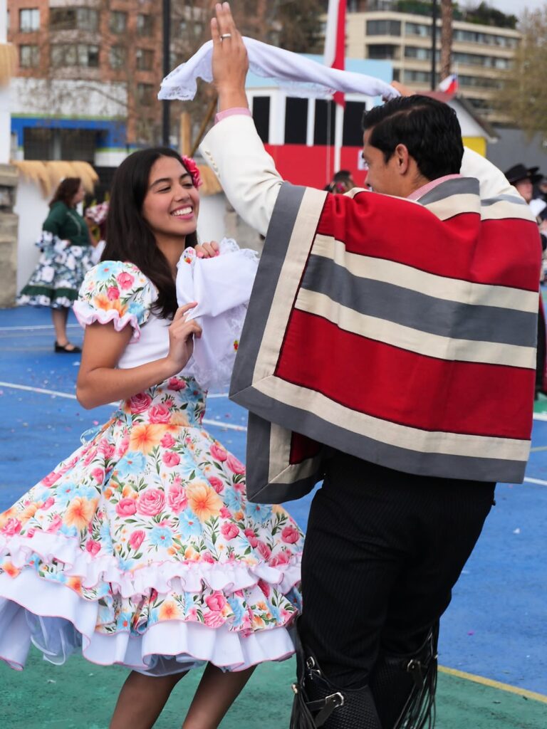 "Son iguales": Matías Fernández encantó al compartir registros bailando cueca con su hija mayor