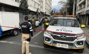 Menor es trasladado de urgencia tras caer desde noveno piso de edificio en Santiago