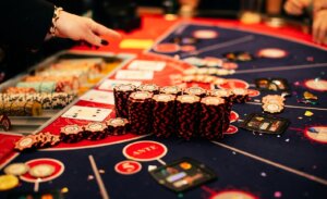 Enfermero pagará su casa y la carrera de su hija con millonario premio que ganó en casino