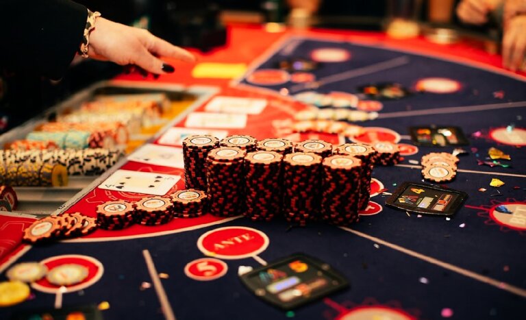 Enfermero pagará su casa y la carrera de su hija con millonario premio que ganó en casino