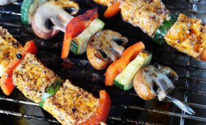 Cómo hacer una parrilla inclusiva cuando hay personas celíacas, veganas o con alergias alimentarias
