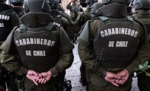 Encuentran drogas y armas ocultas en comisaría de Bajos de Mena: dos Carabineros fueron detenidos