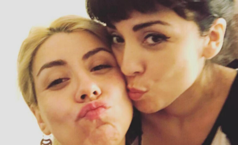 Hermana de Mon Laferte compartió íntimo recuerdo de ambas: 