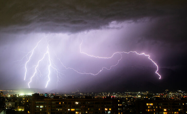 Santiago y otras cuatro regiones esperan lluvias y tormentas eléctricas este lunes