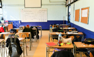 Suspenden clases en 10 comunas de la RM tras caos por lluvias y aluvión en el sector oriente
