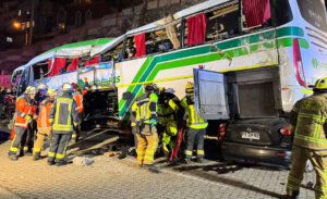 Un fallecido y cerca de 45 lesionados deja volcamiento de bus en Valparaíso