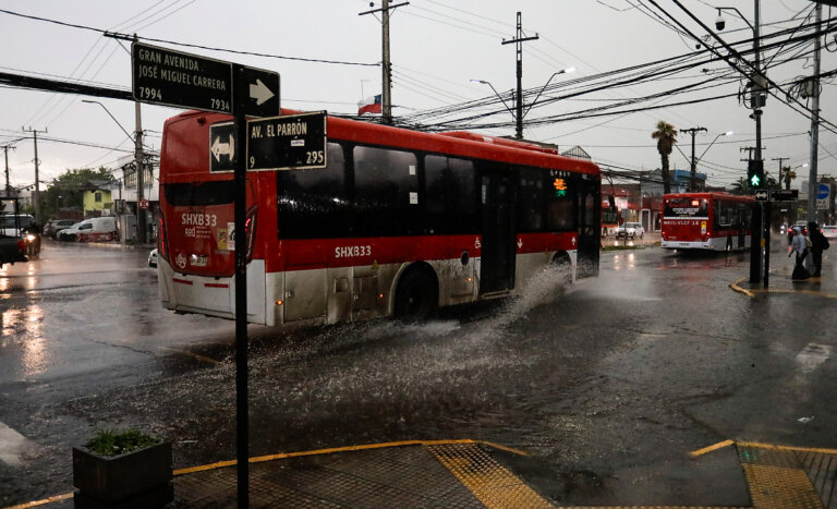 Lluvias, granizos y tormenta eléctrica: declaran Alerta Roja en toda la Región Metropolitana
