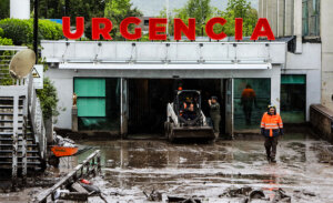 Aluvión en Las Condes: los 21 colegios y jardines infantiles que suspenden clases este martes