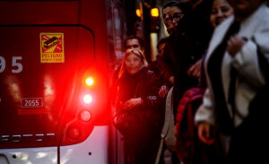 Tragedia en pleno centro de Santiago: mujer murió atropellada por bus RED y conductor quedó detenido