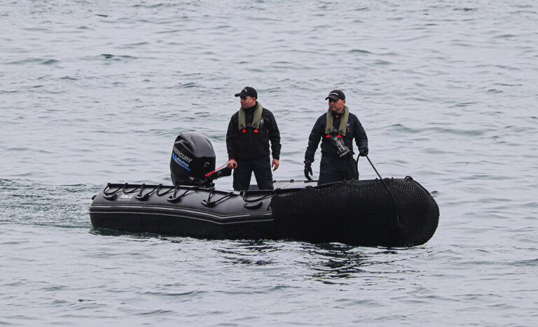 Armada busca a tripulante de embarcación que volcó frente a costas de Talcahuano