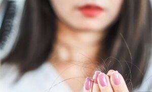 Caída de pelo en mujeres: por qué las hormonas, el estrés y la nutrición pueden causar este problema