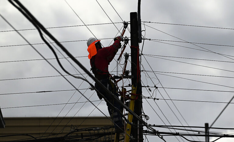 Cortes de luz afectarán a cuatro comunas de la RM este domingo: revisa horarios y sectores