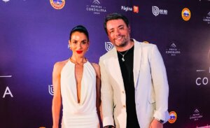 Daniel Valenzuela llegó junto a Andrea Sanhueza a los Premios Cordillera: destacó apoyo de su pareja