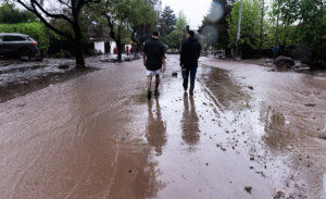 Decretan Alerta Roja en 10 comunas de la RM: advierten riesgo de aluviones y deslizamientos