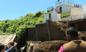 Derrumbe en cementerio de Lota dejó sepulturas al descubierto: vecinos llevan un mes sin solución