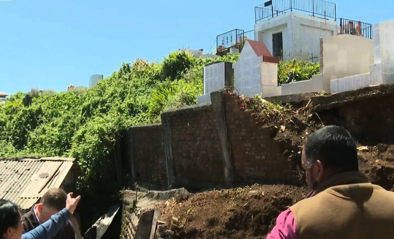 Derrumbe en cementerio de Lota dejó sepulturas al descubierto: vecinos llevan un mes sin solución