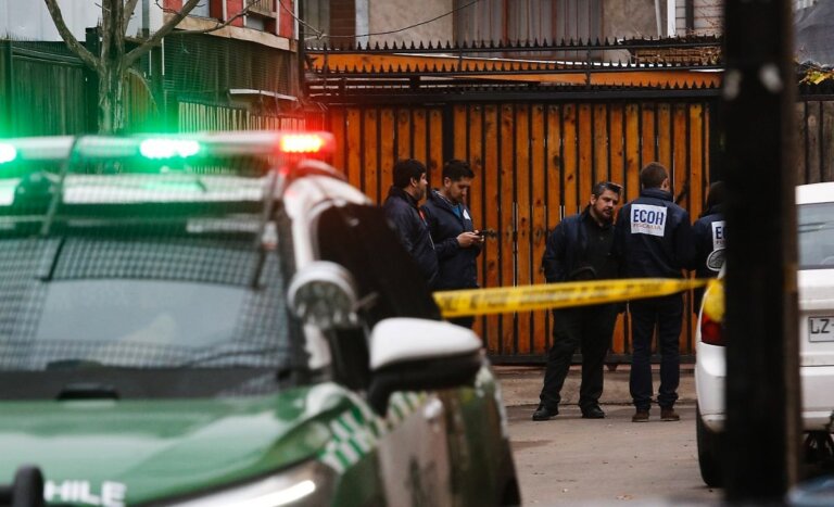 Investigan brutal doble homicidio en Cerro Navia: víctimas fueron atacadas en plena vía pública